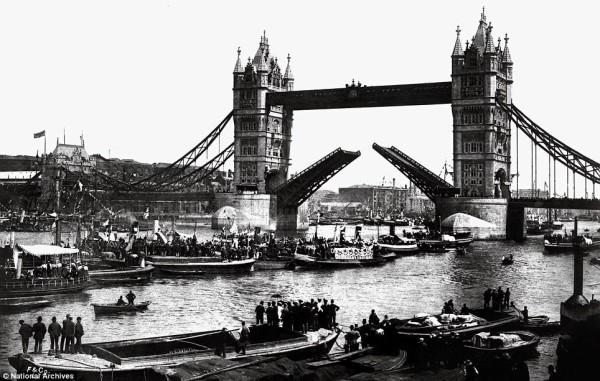 ANONYMOUS. Opening day of Tower Bridge, June 30, 1894. © National Archives