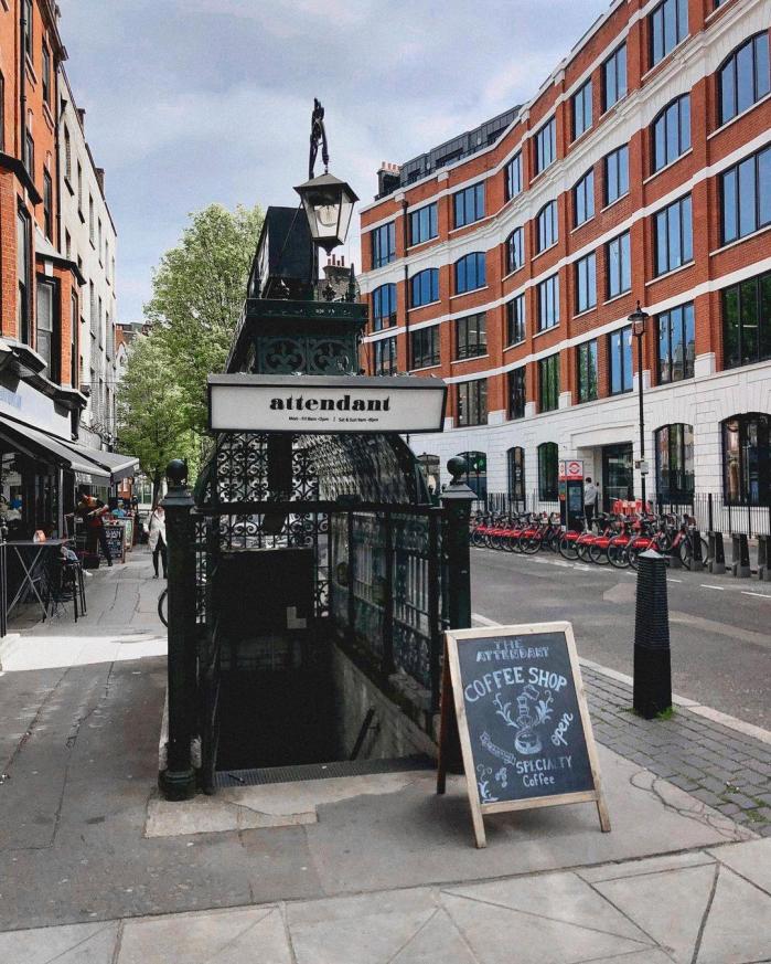 Attendant : un café dans des toilettes publiques à Londres