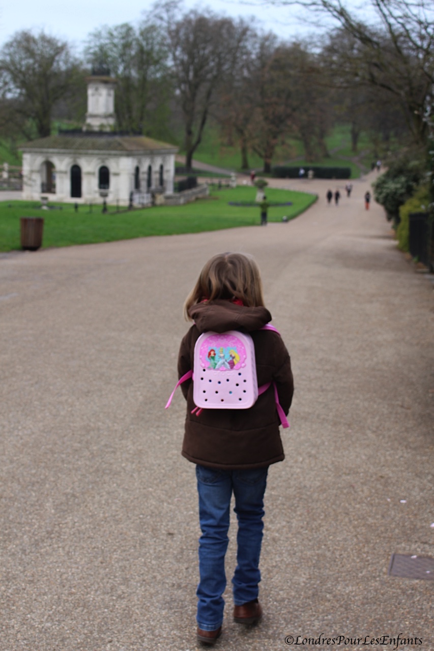 A Londres avec mon sac à dos Crocs