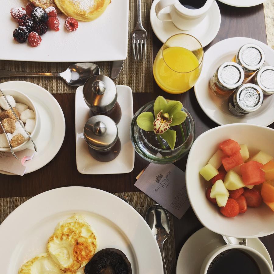 petit déjeuner au Royal Garden Hotel