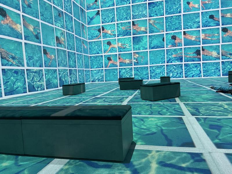 Bigger & Closer : un plongeon dans le monde hypnotique de Hockney
