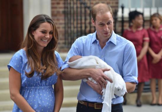 kate-middleton-et-le-prince-william-a-la-sortie-de-la-maternite-le-23-juillet-2013-portrait-w674.jpg