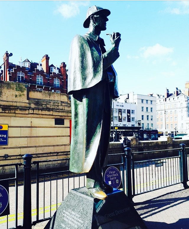 Sherlock holmes statue