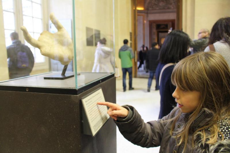 La petite fille qui voulait visiter Le Louvre...